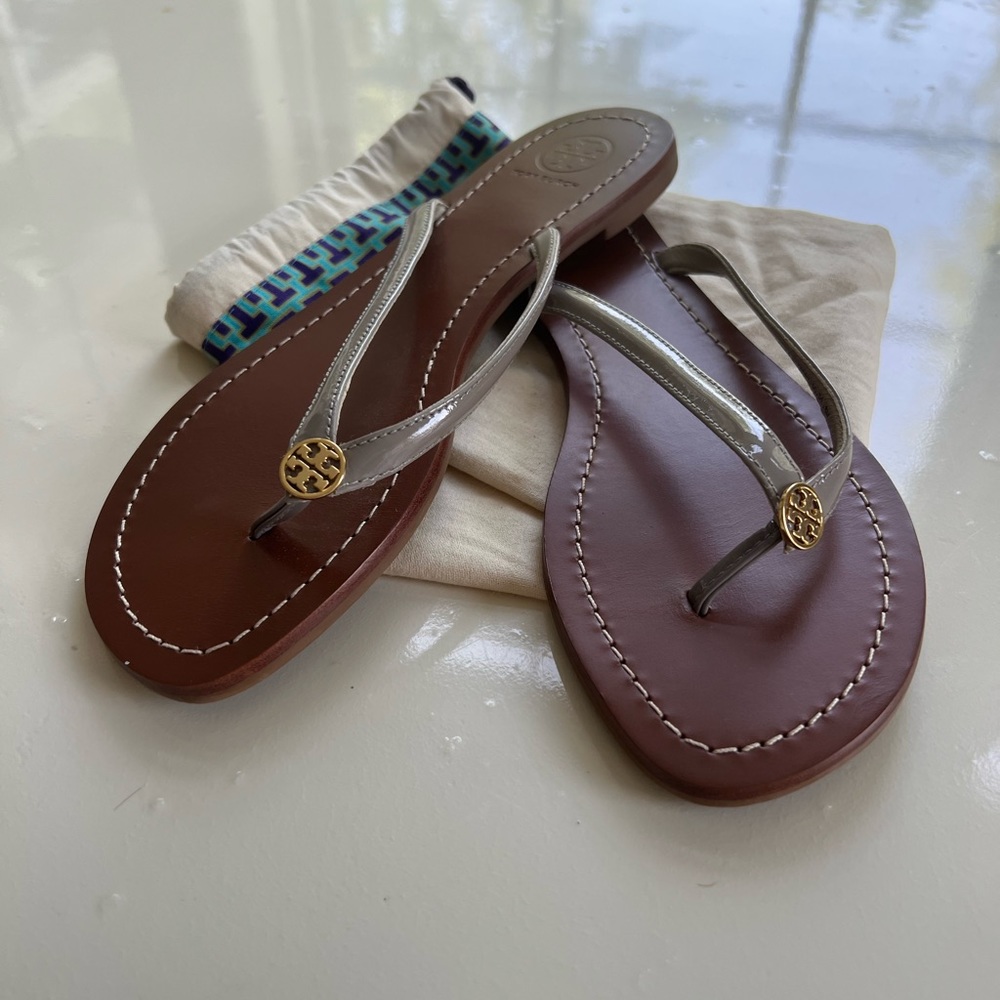The perfect summer Tory Burch flip flop! Size 8m. Gray with gold hardware!